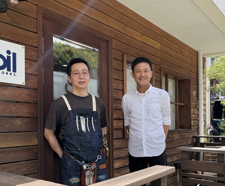 長崎市の美容室オーナー様と担当税理士（店舗前にて）