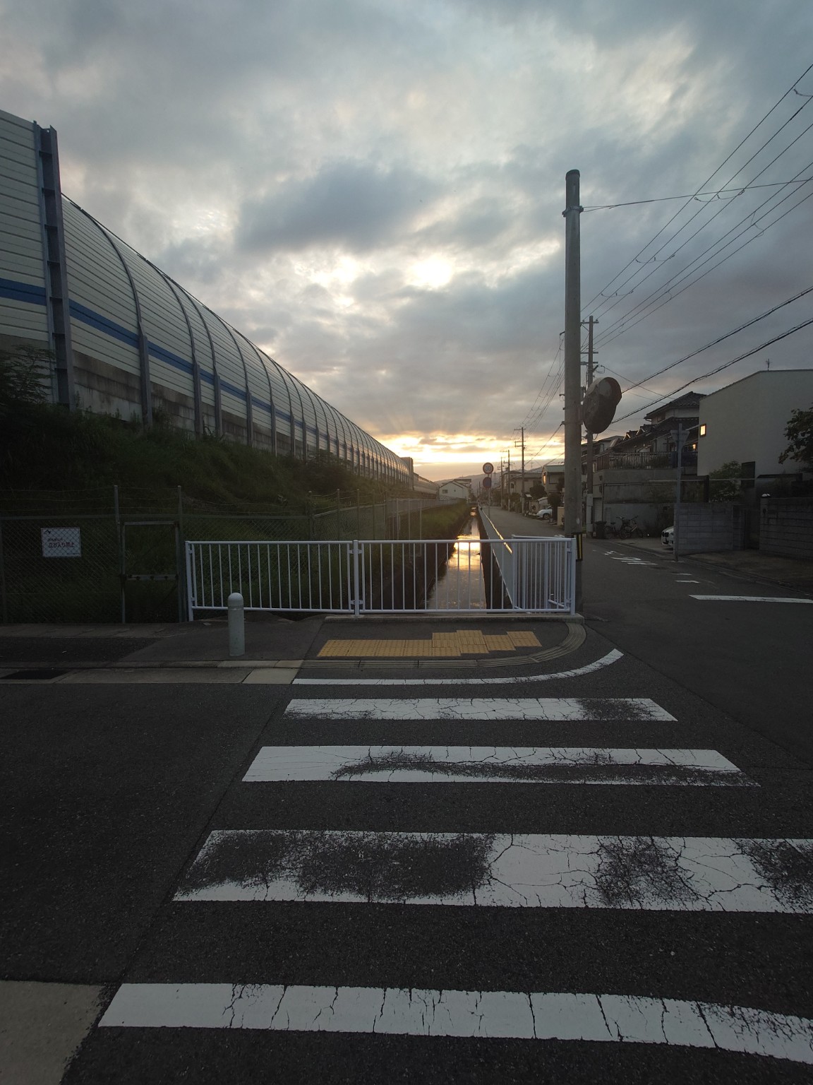 水路の向こうに沈む夕日