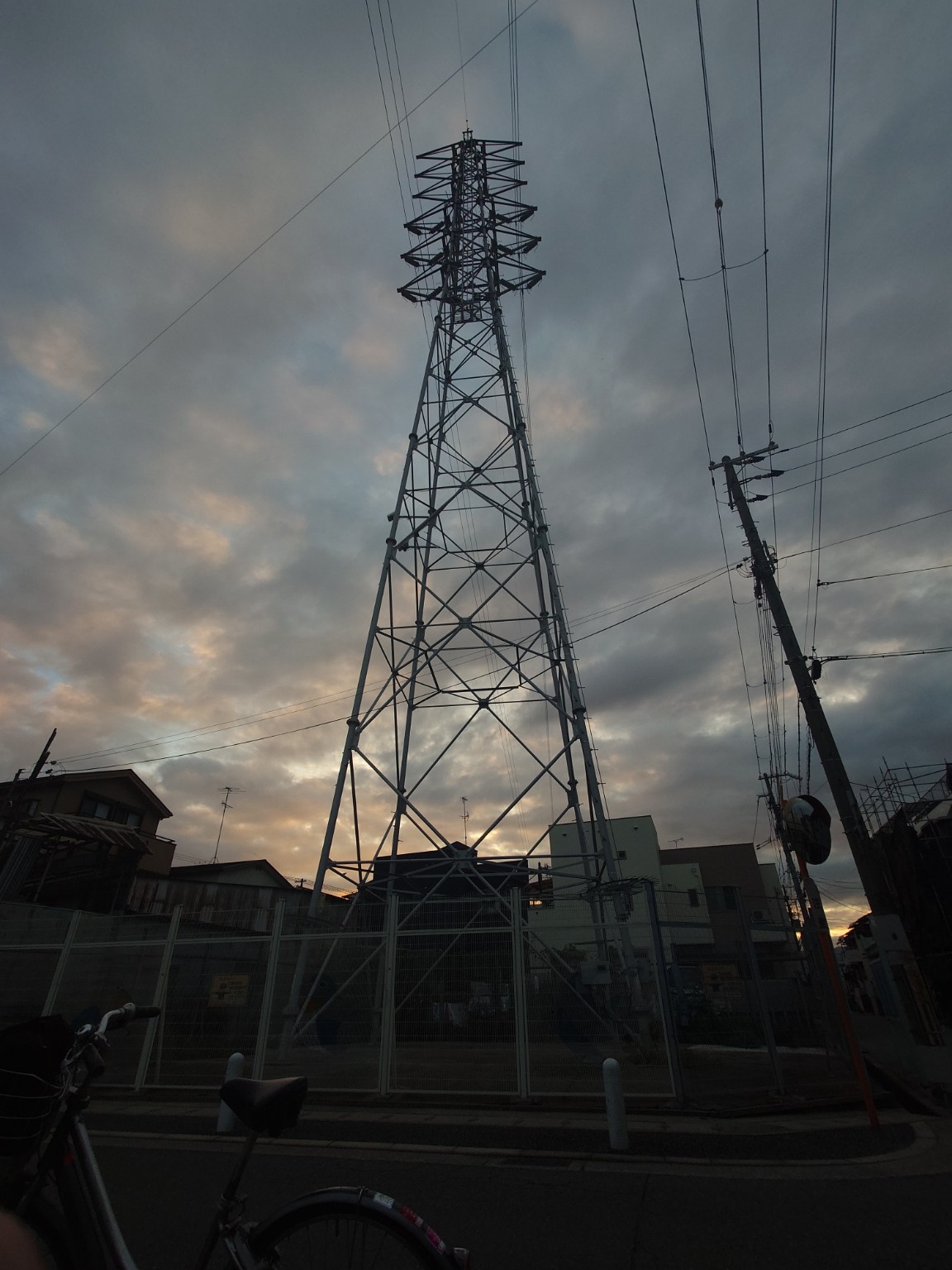 住宅街にそびえる送電鉄塔