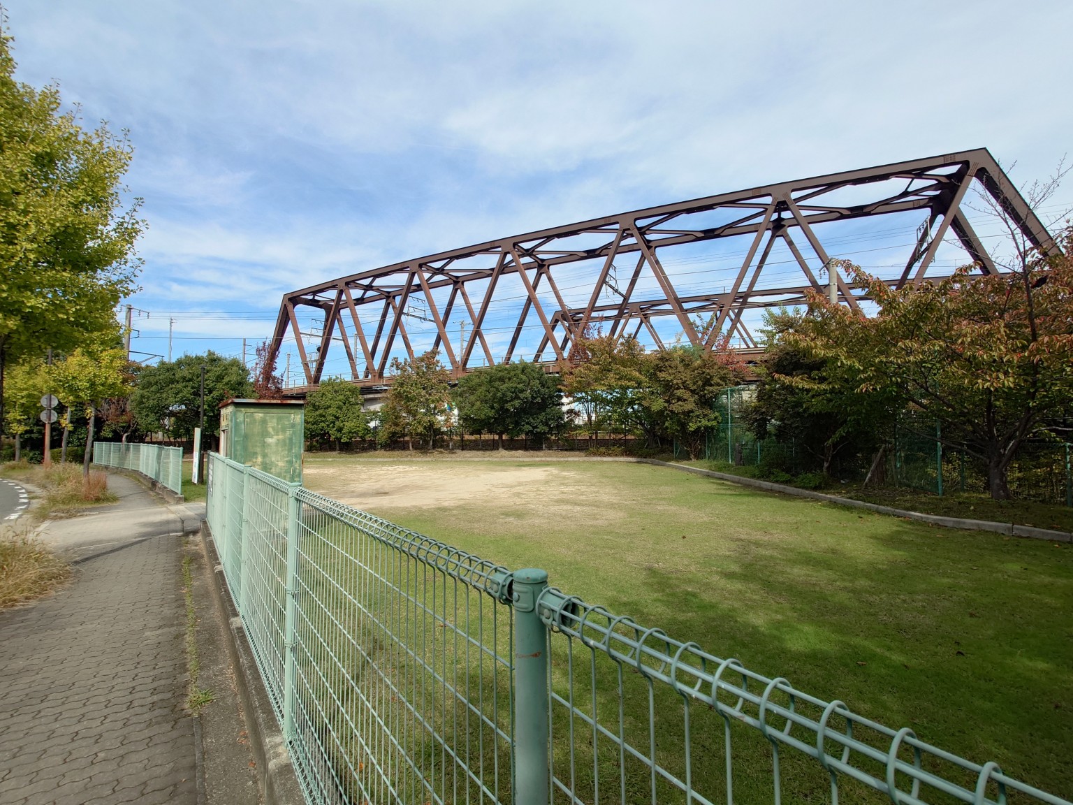 公園の向こうに架かる大きな鉄橋